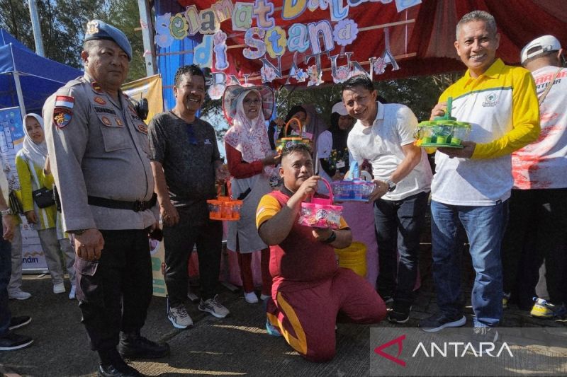 Hari Bhayangkara Ke-78, Polres Natuna Fasilitasi Pelajar Sekolah Luar Biasa Pasarkan Kerajinan
