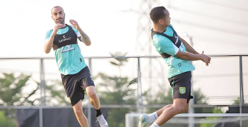 Milos Raickovic dan Gali Freitas Optimistis Bawa Persebaya Capai Target Musim 2025/2026