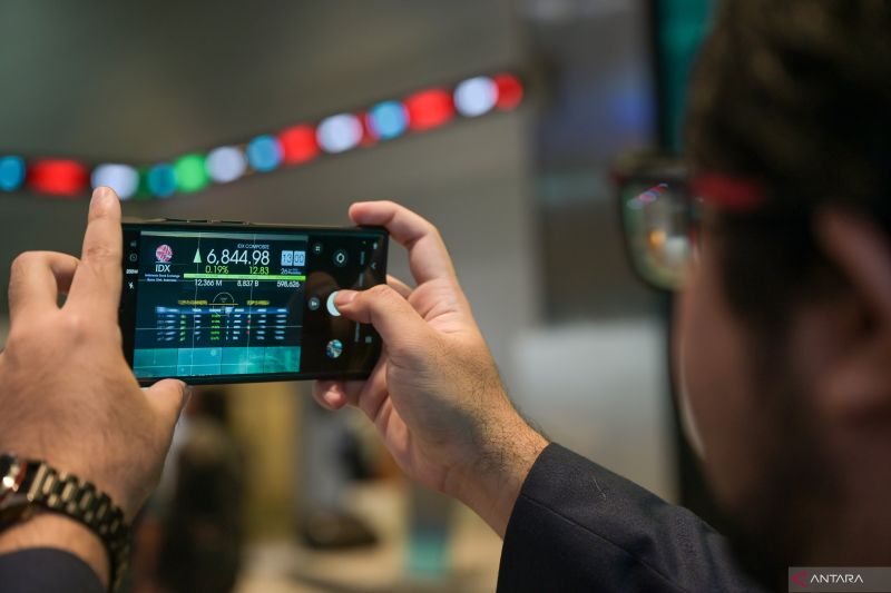 IHSG Senin Pagi Dibuka Menguat 0,51 Persen 