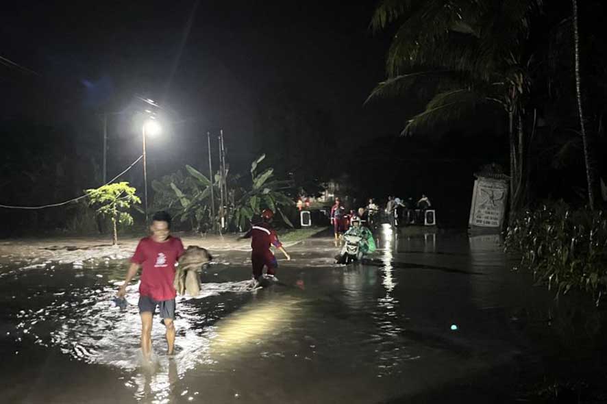 Damkarmat Lampung Selatan Membantu Warga Seberangi Banjir Akibat Hujan Deras