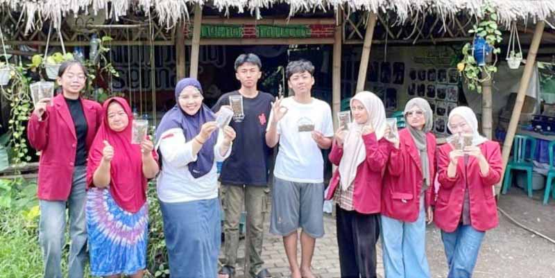 Mahasiswa UMM Edukasi Warga "Sulap" Limbah Maggot Jadi Pakan Ternak