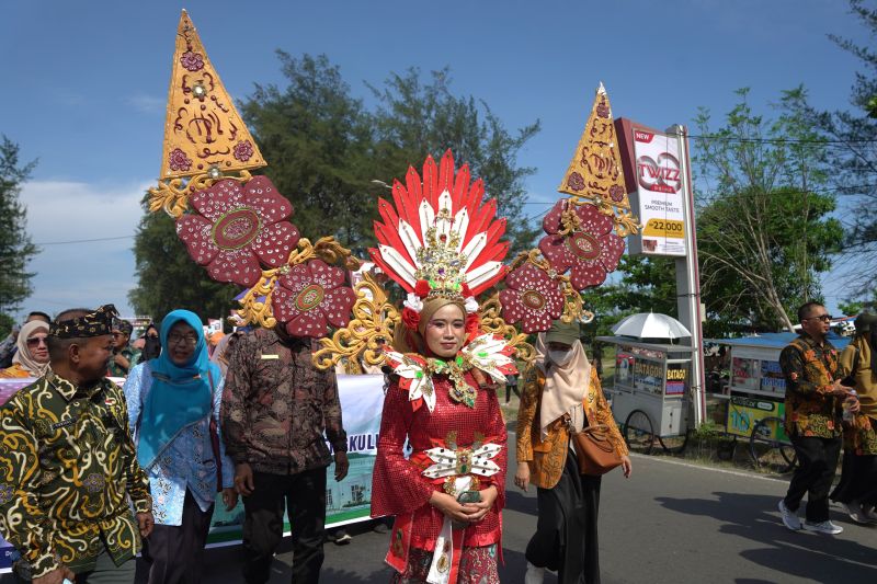 Karnaval Batik Besurek Meriahkan Festival Tabut 2025 di Bengkulu