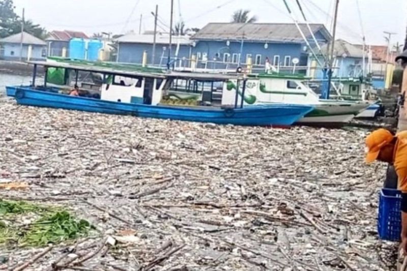 Cuaca Buruk, Sampah dari Daratan Jakarta Terbawa Arus, Menumpuk di Kepulauan Seribu  