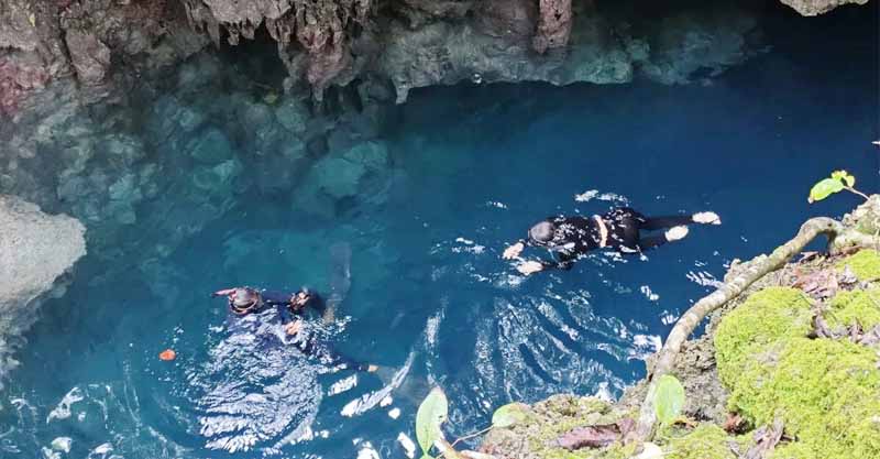 Menyelam Dalam Air Jernih Goa Halo Tabung di Maratua