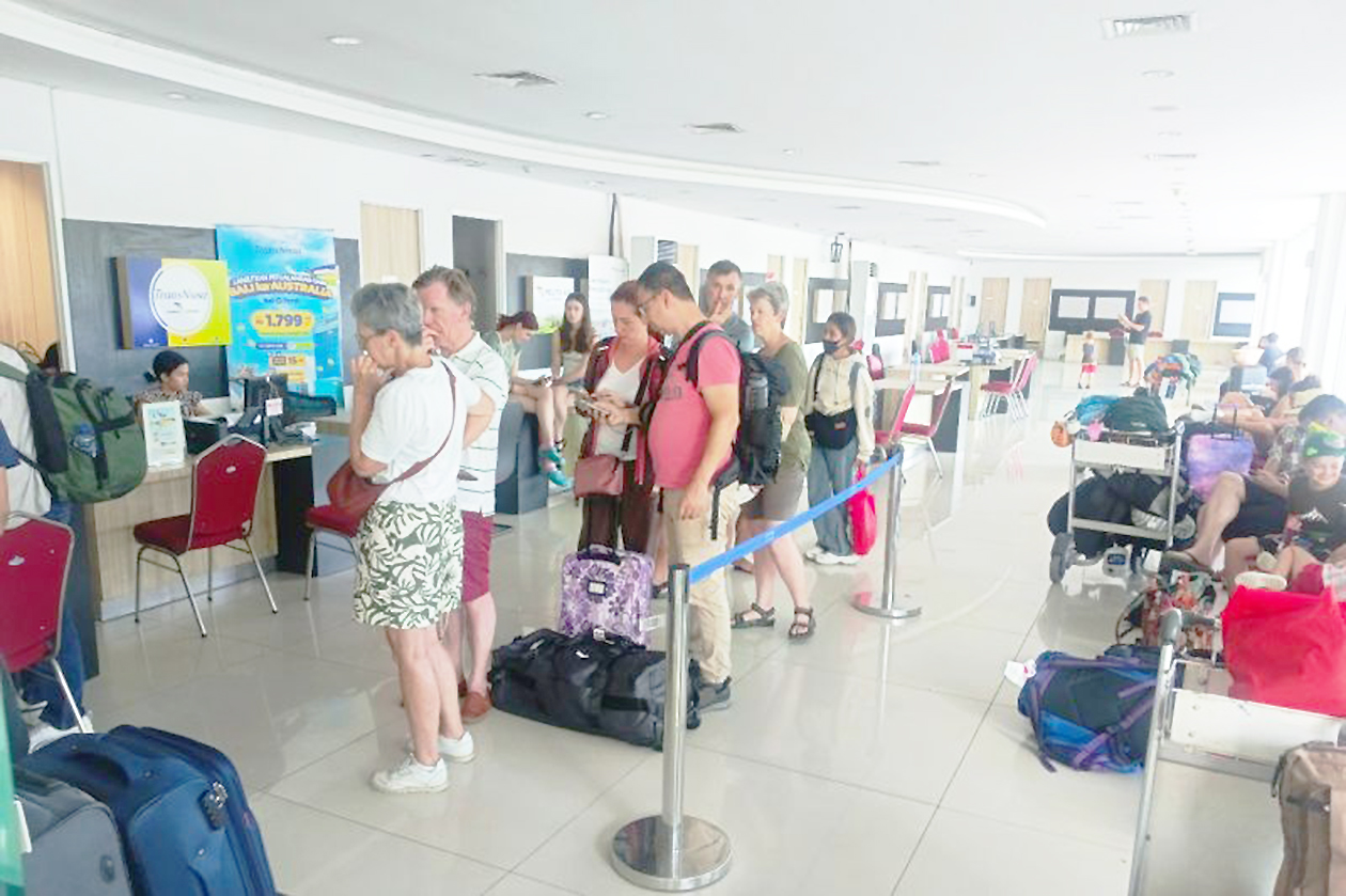 24 Penerbangan di Bandara I Gusti Ngurah Rai Batal Dampak Erupsi Gunung Lewotobi Laki-Laki 