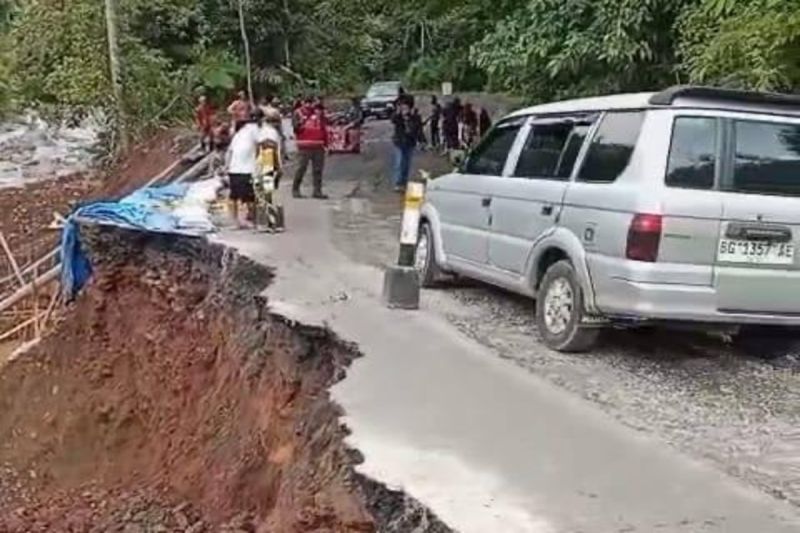 Kendaraan Besar Dilarang Lintasi Jalan Liwa-Krui, Lampung Barat akibat Longsor