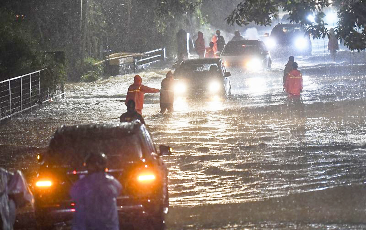 Ini Cara Agar Mobil Terhindar "Hydro Lock" Jika Terpaksa Menerjang Banjir