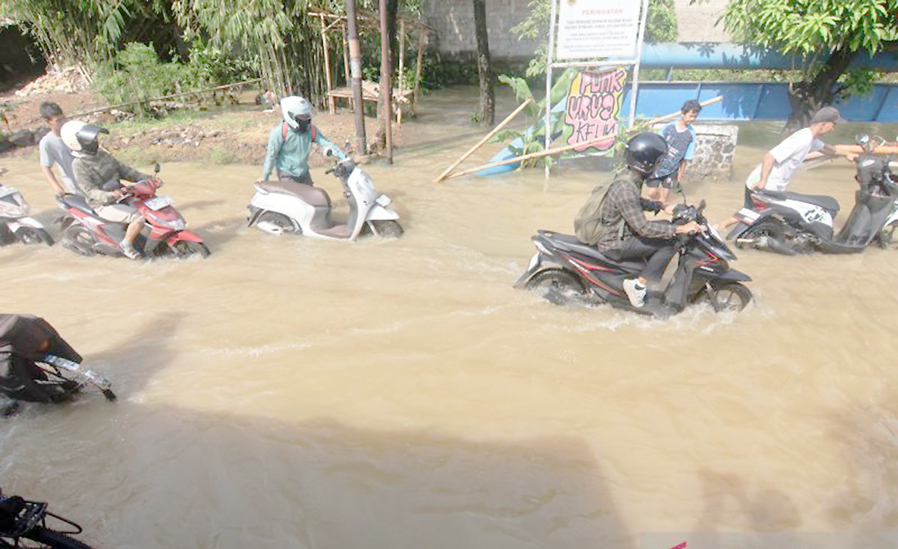 Ini Kiat Mengendarai Sepeda Motor Listrik Saat Banjir
