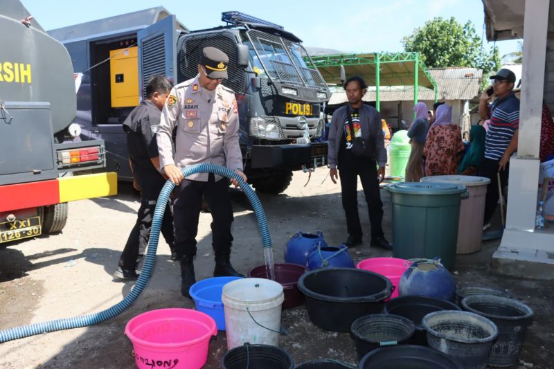 Polisi Terjun Langsung Salurkan Air Bersih ke Warga Kekeringan di Lombok