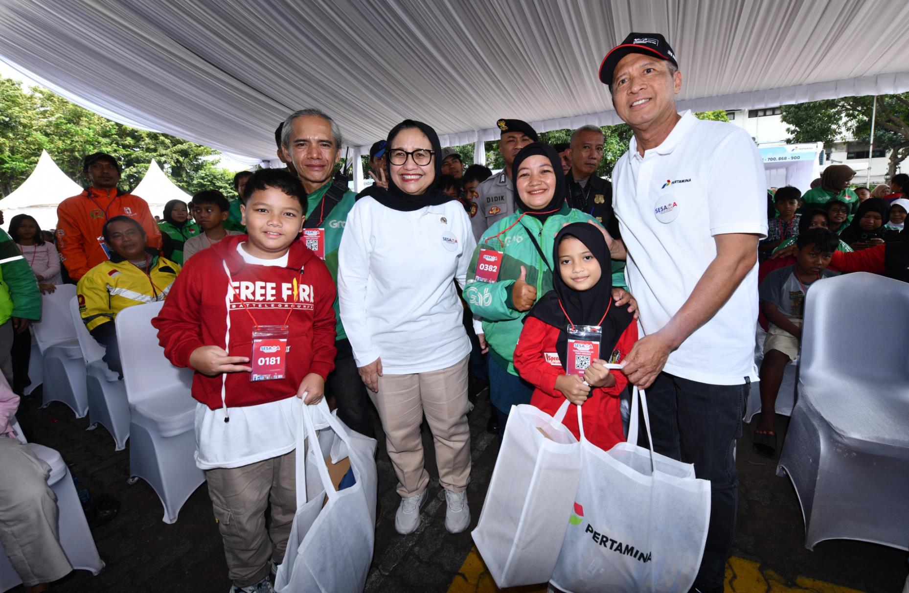 Pertamina Salurkan 1.000 Seragam dan Peralatan Sekolah untuk Para Anak Ojek
