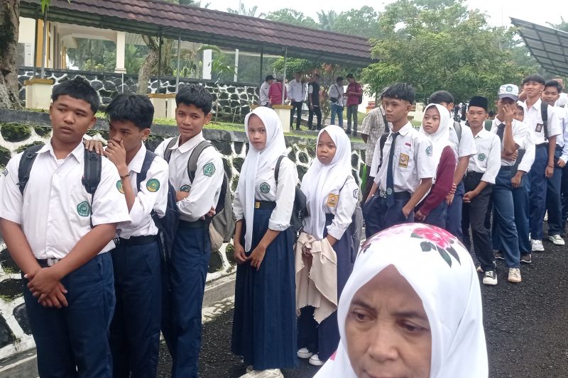 Pagi Penuh Makna di Lebak: Orang Tua Siswa Antar Anak ke Sekolah Rakyat
