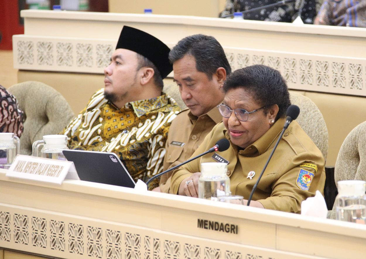 Raker dengan Komisi II, Wamendagri Ribka Tekankan Komitmen Kemendagri Dukung Pelaksanaan PSU dan Pilkada Ulang di Sejumlah Daerah