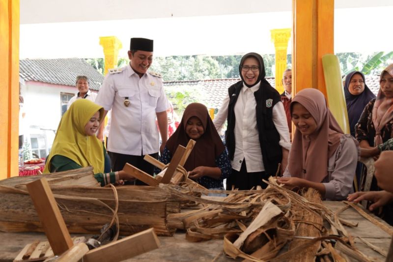 Lumajang Perkuat UMKM Desa dengan Inovasi Kerajinan Batang Pisang