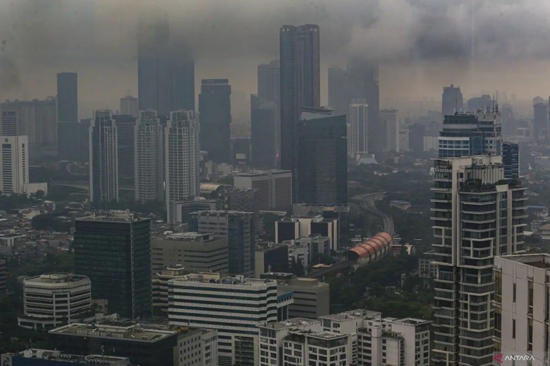Cuaca Akhir Pekan, Kota-kota di Pulau Jawa Umumnya Diselimuti Awan Tebal