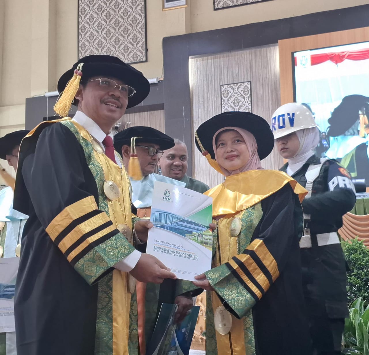 Zulfani Sesmiarni, Istri Babinsa dari Bukittinggi yang Jadi Profesor Pendidikan