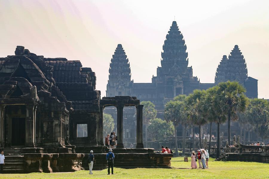Kamboja Pugar Menara Bata Kuno di Taman Angkor