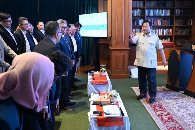 Seskab Teddy Sebut Presiden Prabowo Siapkan 82 Profesional Muda Isi Posisi Strategis