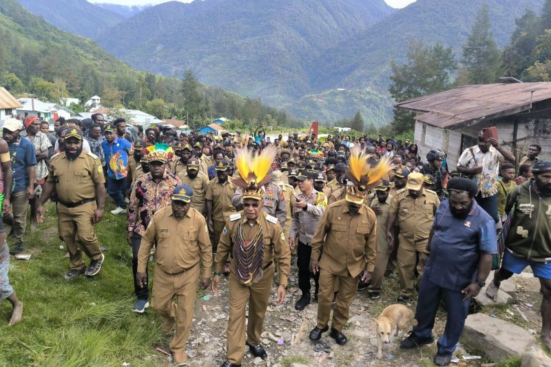 Bupati dan Wakil Bupati Puncak Salurkan Dana Kampung ke Wilayah III Papua Tengah