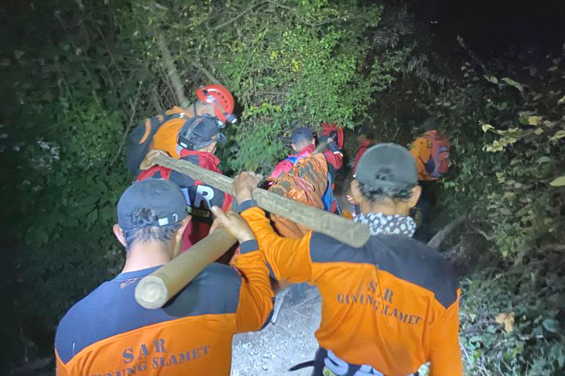 Tim SAR Berhasil Evakuasi Pendaki yang Meninggal Pos 5 di Gunung Slamet