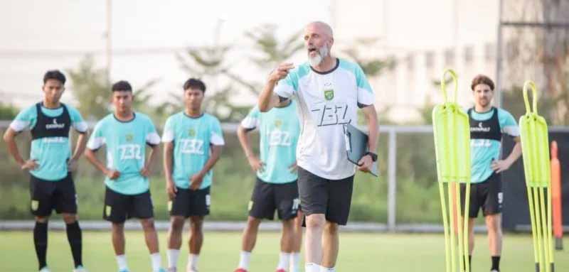 Pelatih Persebaya Optimistis Kekuatan Skuadnya Arungi Kompetisi Musim Depan