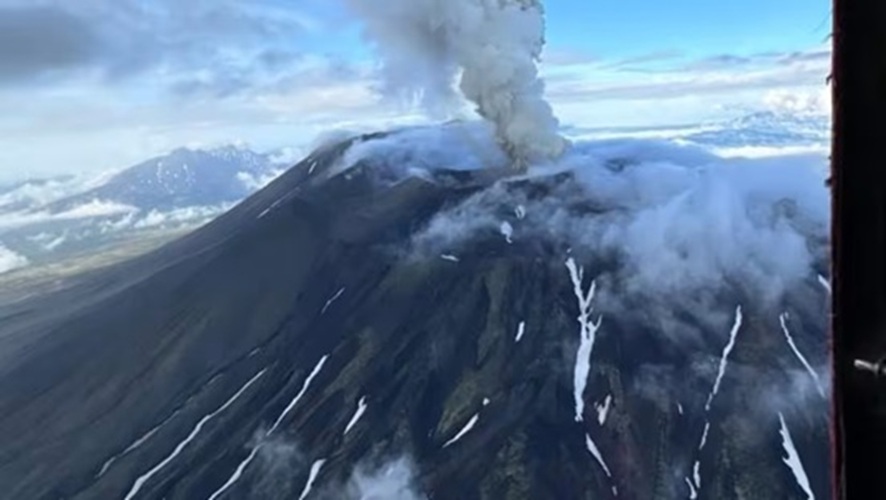 Gunung Krasheninnikov Meletus Terkait Gempa Dahsyat di Kamchatka Russia? 