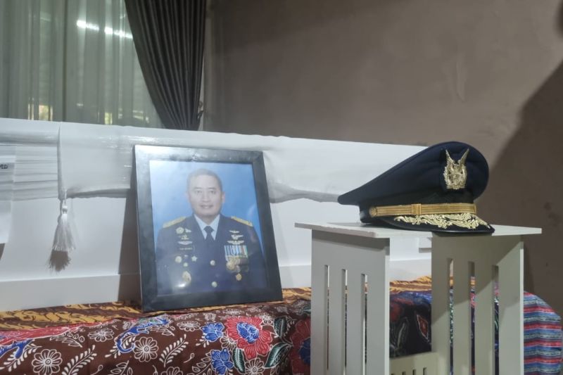 Pelayat Mulai Mendatangi Rumah Duka Marsekal Pertama TNI Far Adriyanto