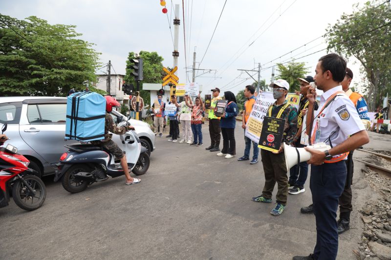 Bahaya Menghantui Pengendara di Perlintasan Kereta, KAI Jakarta Gelar Sosialisasi Keselamatan