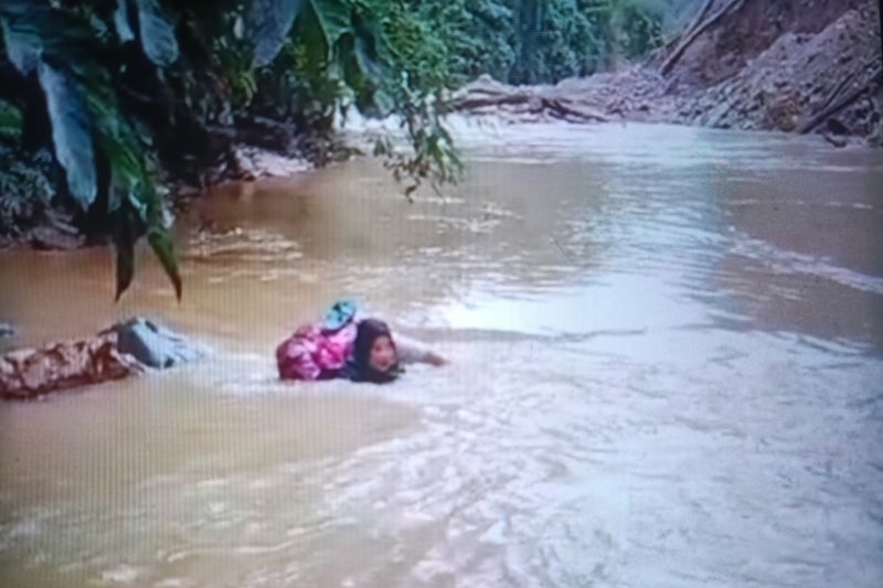 Bidan Dona Lubis: Pahlawan Kesehatan dari Pasaman yang Menantang Derasnya Sungai untuk Pasien TB