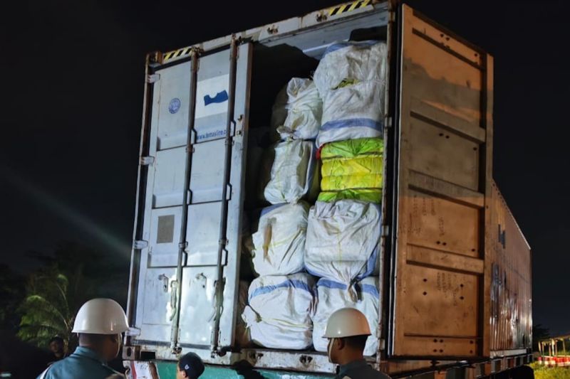 TNI AL Gagalkan Penyelundupan 6 Kontainer Ballpress dari Malaysia
