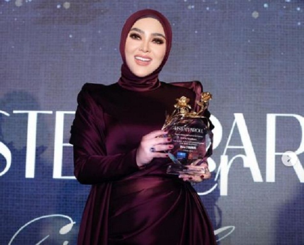 Tren "Influencer" Sekarang: Asal Klaim Penghargaan Agar Tampak Pintar