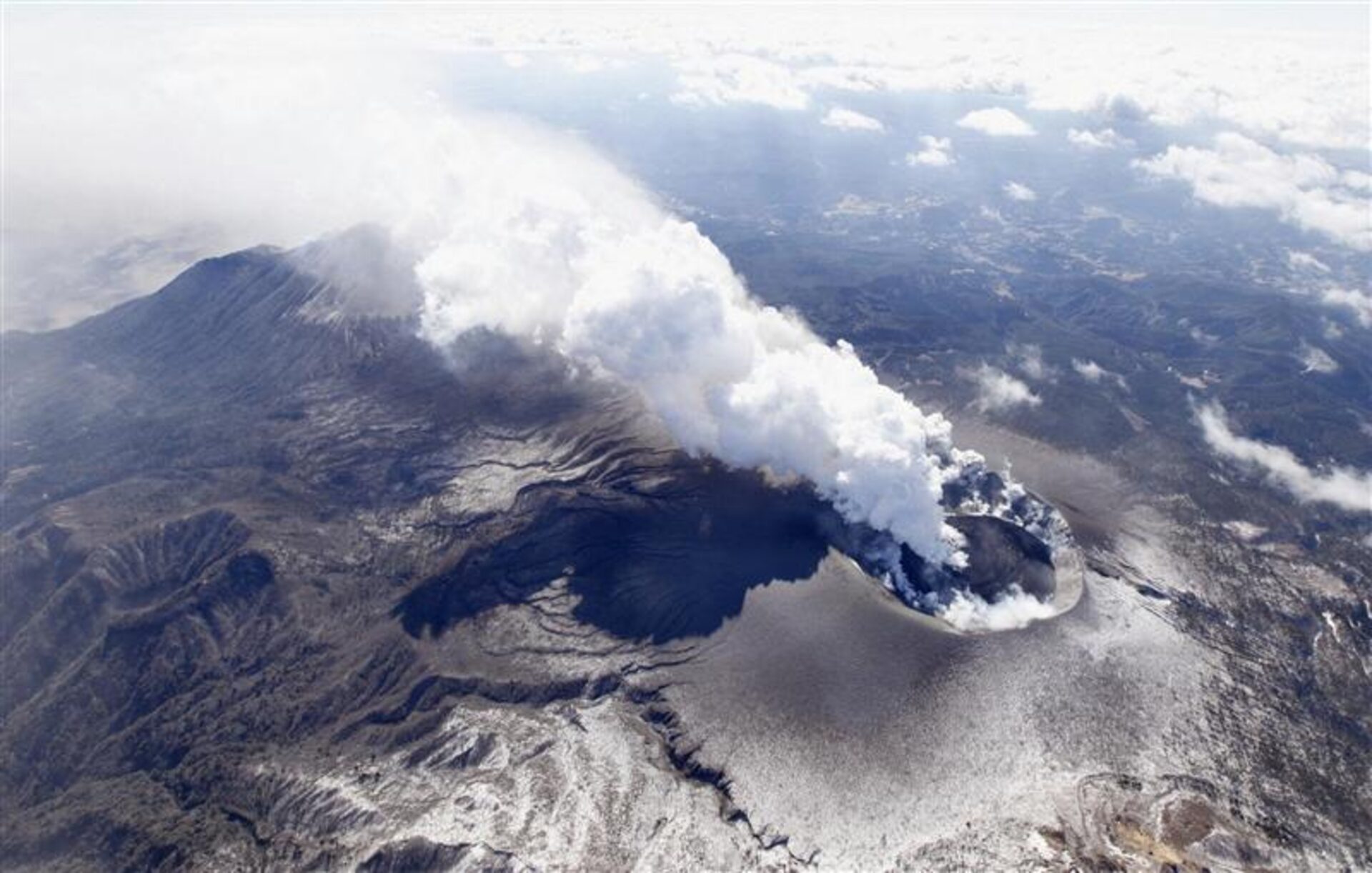 Letusan Dahsyat Gunung Shinmoedake Muntahkan Abu Vulkanis Setinggi 3.000 Meter