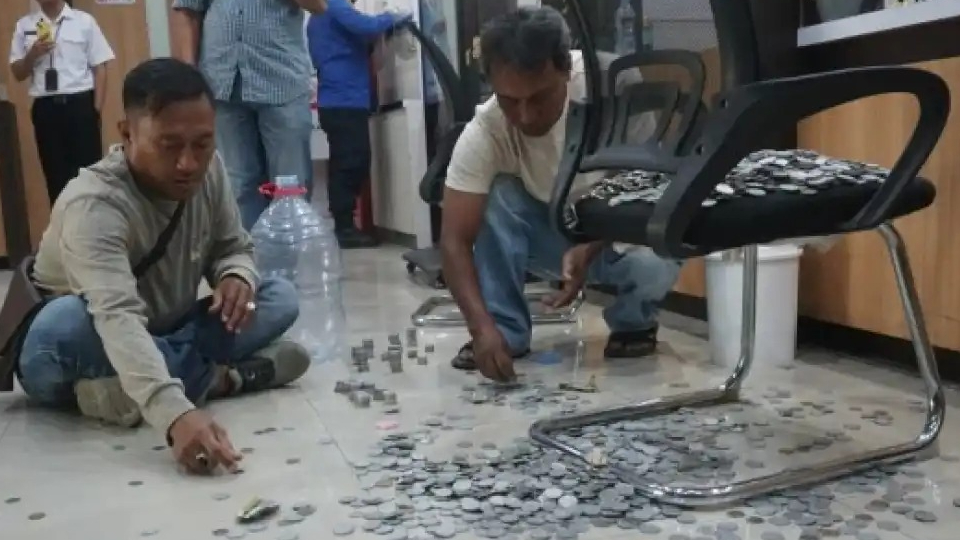 Warga Jombang Protes PBB Naik 370 Persen, Bayar Pajak Pakai Koin Segalon hingga Loket Penuh