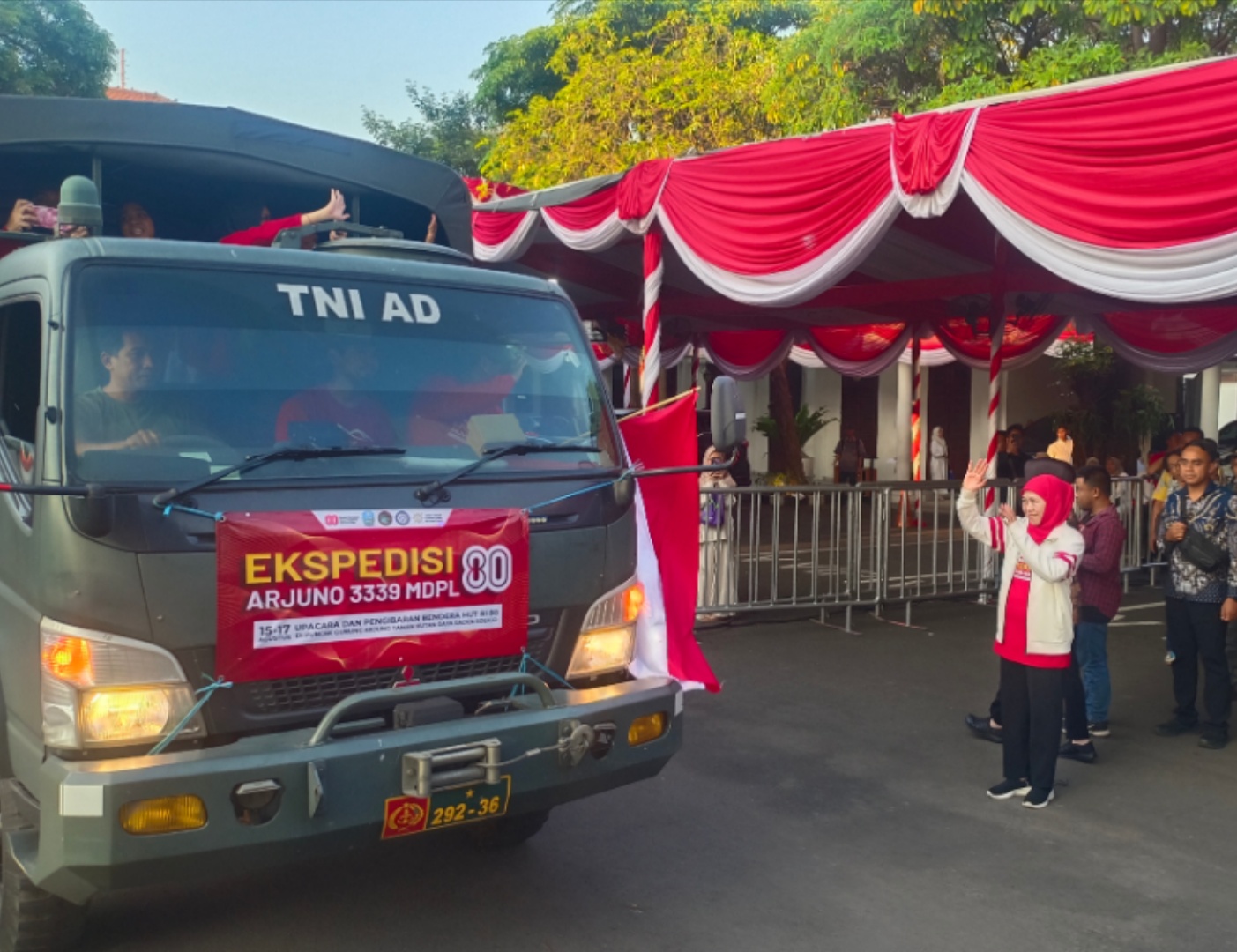 Kobarkan Semangat Nasionalisme, Khofifah Berangkatkan Tim Pengibaran Merah Putih Ekspedisi 80 Arjuno 
