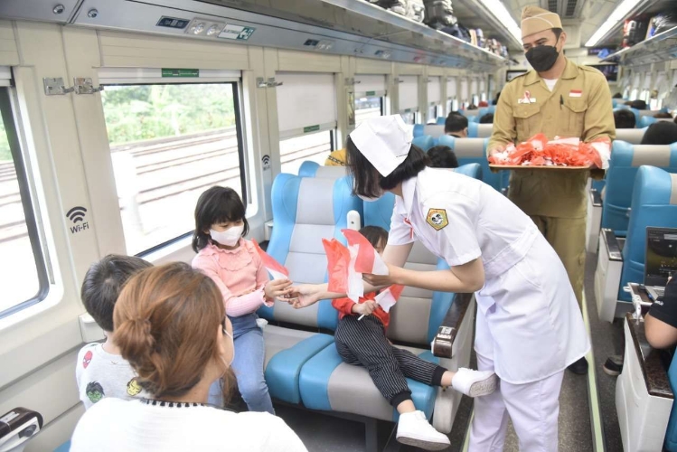 KAI Services: Lomba Makan Ramaikan Perayaan HUT RI di Kereta