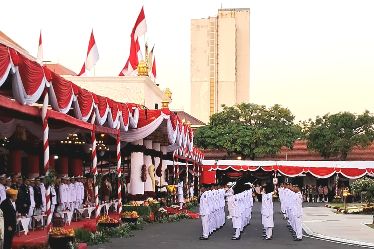 Wah, Ribuan Warga Tetap Antusias hingga Sore Ikuti Upacara Penurunan Bendera di Grahadi 