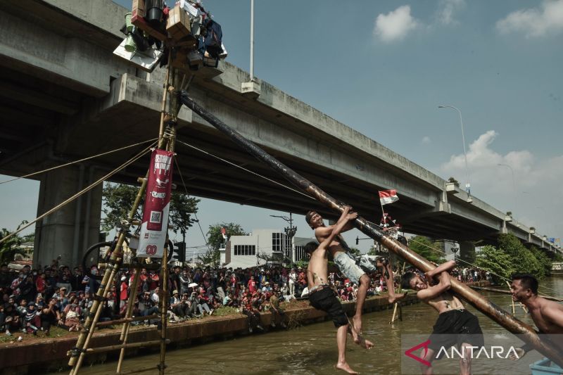 Bukan Sekadar Lomba, Panjat Pinang Kalimalang Jadi Ikon HUT RI di Jakarta