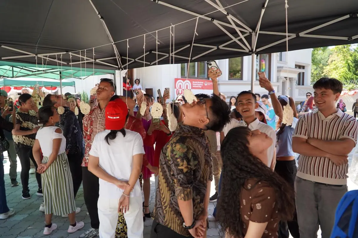 Lomba Makan Kerupuk Meriahkan Perayaan HUT Ke-80 RI di Rumania