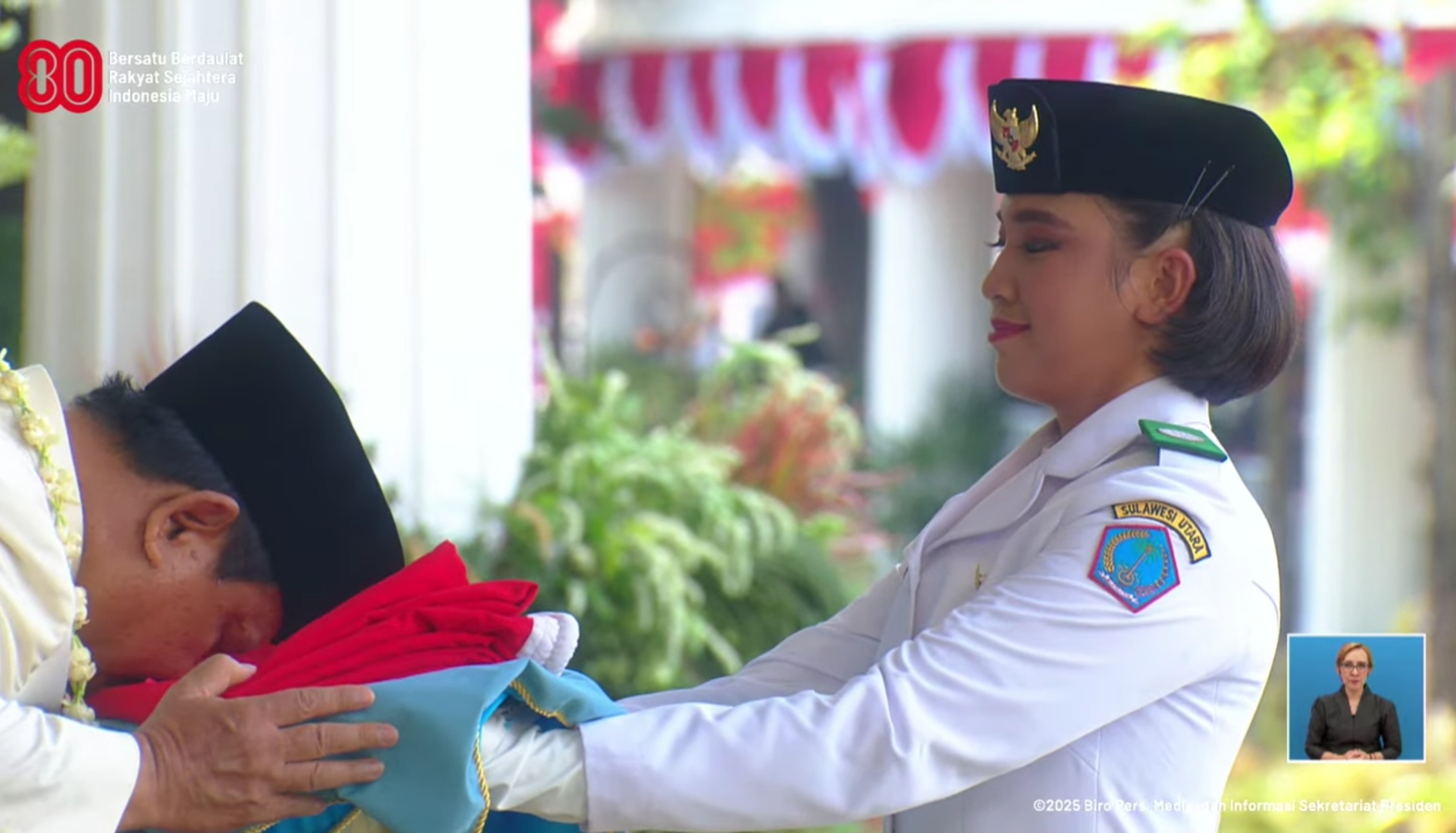 Tangis Pembawa Baki Bianca Alessia Saat Prabowo Cium Merah Putih di HUT RI ke 80, Momen Sakral yang Guncang Jiwa Rakyat Indonesia!