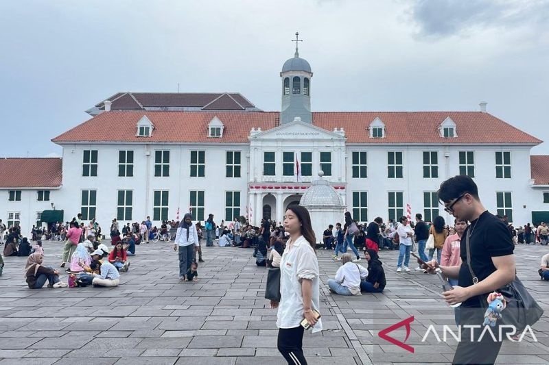 Jadi Primadona Wisata, Kota Tua Penuh Sesak Pengunjung Saat HUT Ke-80 RI