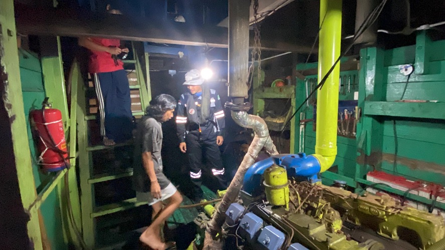 Bakamla RI Evakuasi Kapal Nelayan yang Alami Gangguan Mesin di Perairan Batam