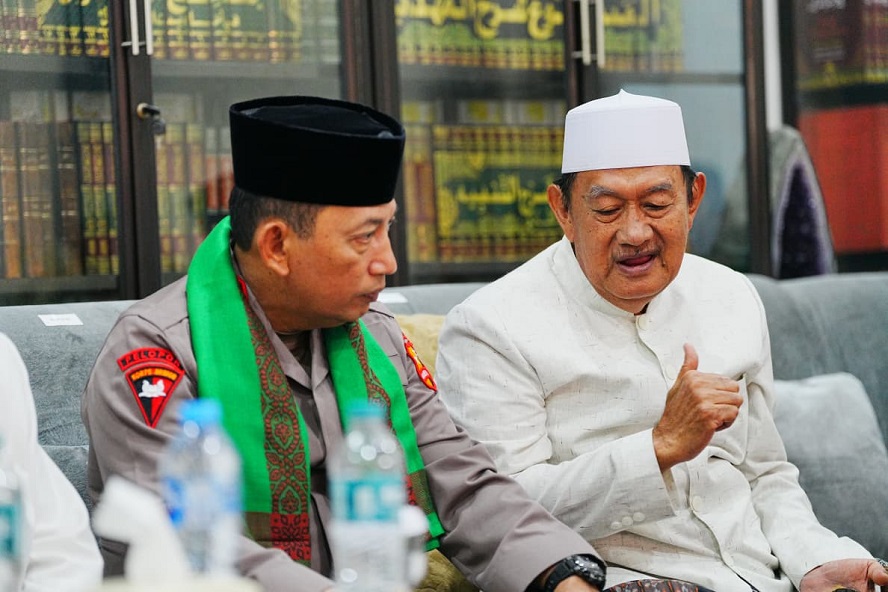 Kapolri Temui Gus Ubed di Ponpes Langitan, Jaga Silaturahmi dengan Ulama Jatim