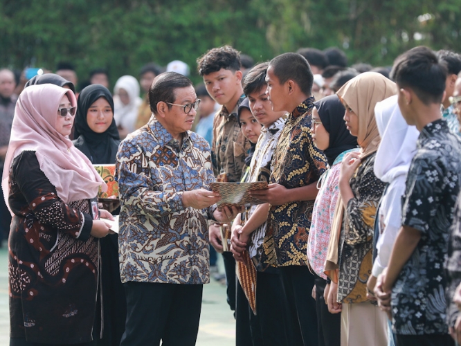 Gubernur DKI Salurkan Bantuan Pemutihan Ijazah Tahap IV