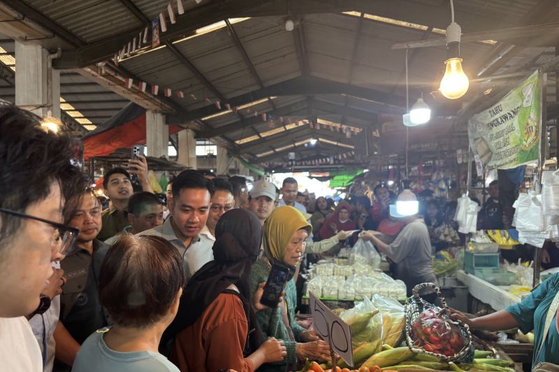 Pagi-pagi, Gibran Blusukan ke Pasar Pontianak, Belanja Pakis hingga Ikan Asin