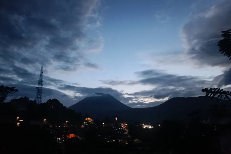 Gunung Lokon Alami Erupsi Freatik, Badan Geologi Peringatkan Warga Bahaya Gas Beracun dan Banjir Lahar