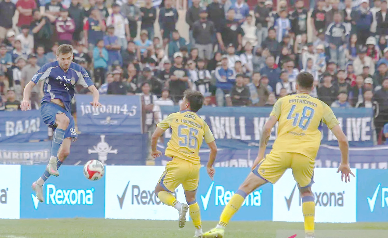 Dua Penalti Persib Gagal! Bojan Hodak: Saya Tak Tahu Harus Bicara Apa