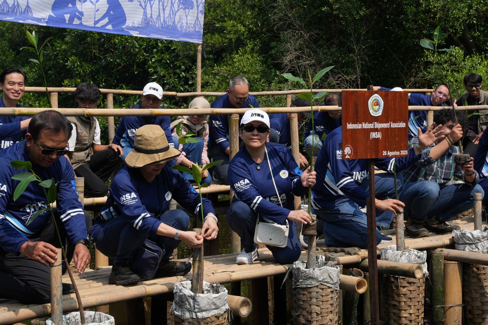 Dukung Kelestarian Lingkungan, DPP INSA Rayakan 58 Tahun dengan Tanam Bibit Mangrove
