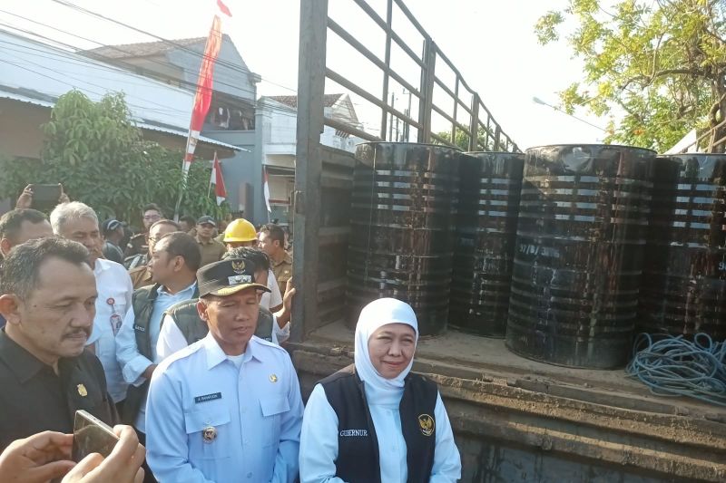 Gubernur Jawa Timur Serahkan 300 Drum Aspal untuk Perbaikan Jalan di Tulungagung