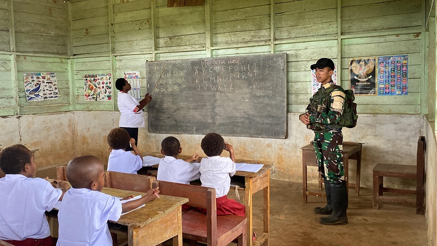 Prajurit TNI Jadi Pengajar Bantu Cerdaskan Anak-Anak di Kampung Upkim, Boven Digoel