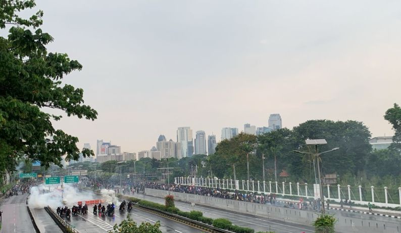 Bentrok Pecah di Depan DPR, Mahasiswa dan Petugas Saling Dorong
