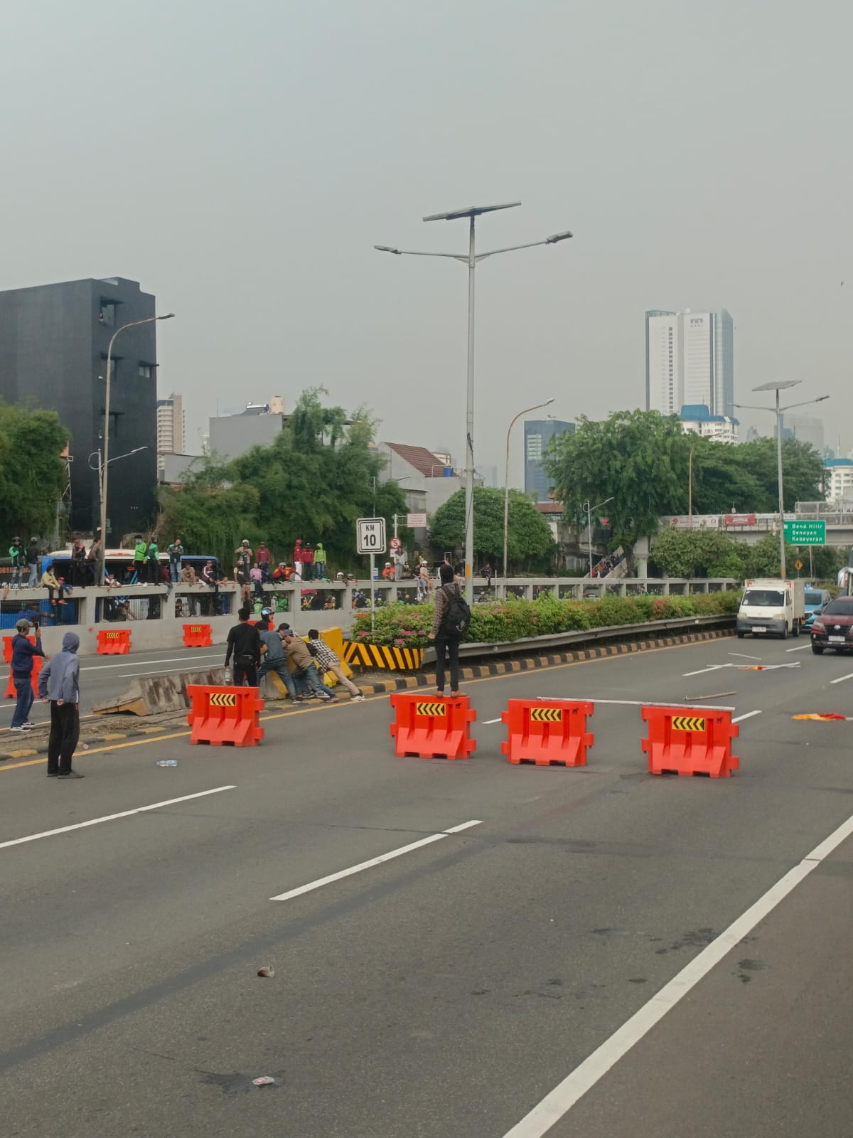 Ricuh Demo di Gedung DPR/MPR Setelah Para Demonstran Memblokade Tol Dalam Kota